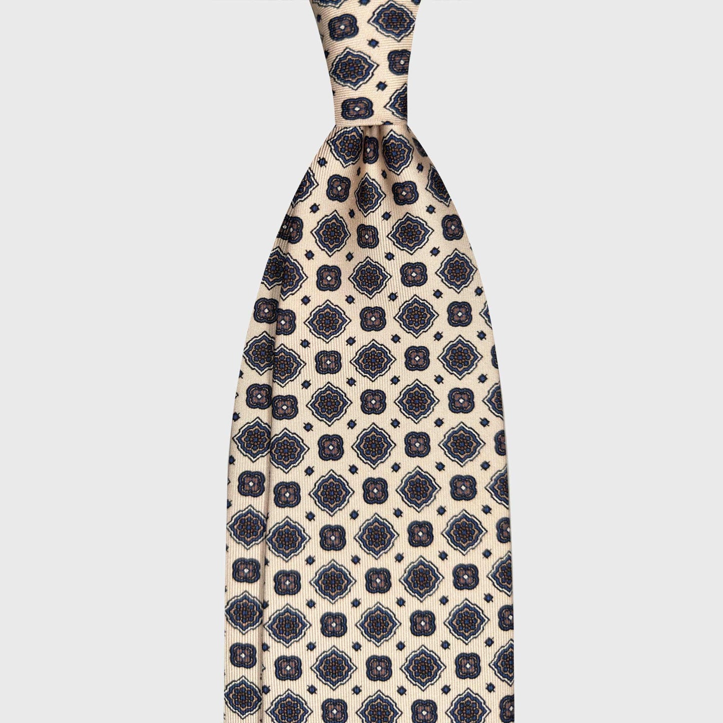 Silk Tie Diamonds Pattern Ivory Beige Handmade in Italy. Beige silk tie with diamonds pattern. A refined Italian tie for business attire, tailored jackets and classic menswear, available at Wools Boutique Uomo Geneva.