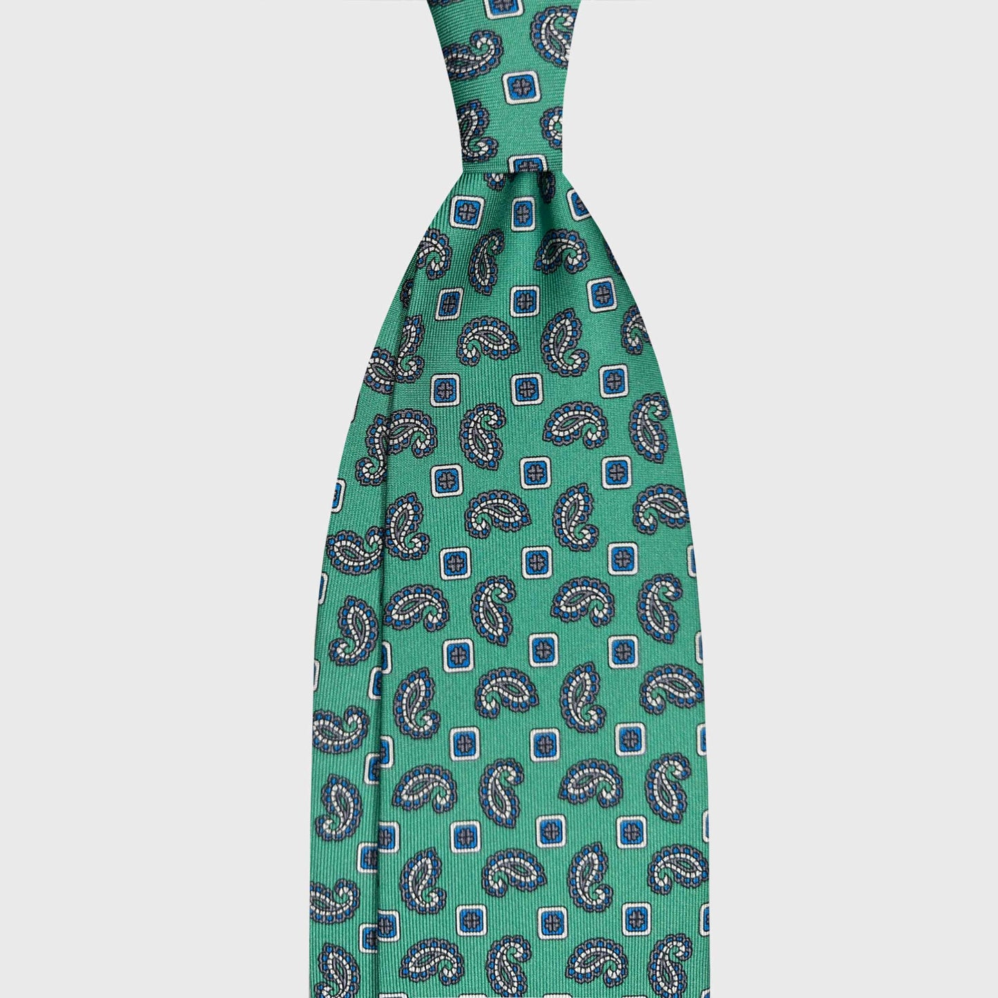 Emerald Green Silk Tie Classic Paisley Diamonds Pattern. Emerald green silk tie, a refined Italian tie for classic tailoring, business attire and elegant sartorial outfits, available at Wools Boutique Uomo Geneva.