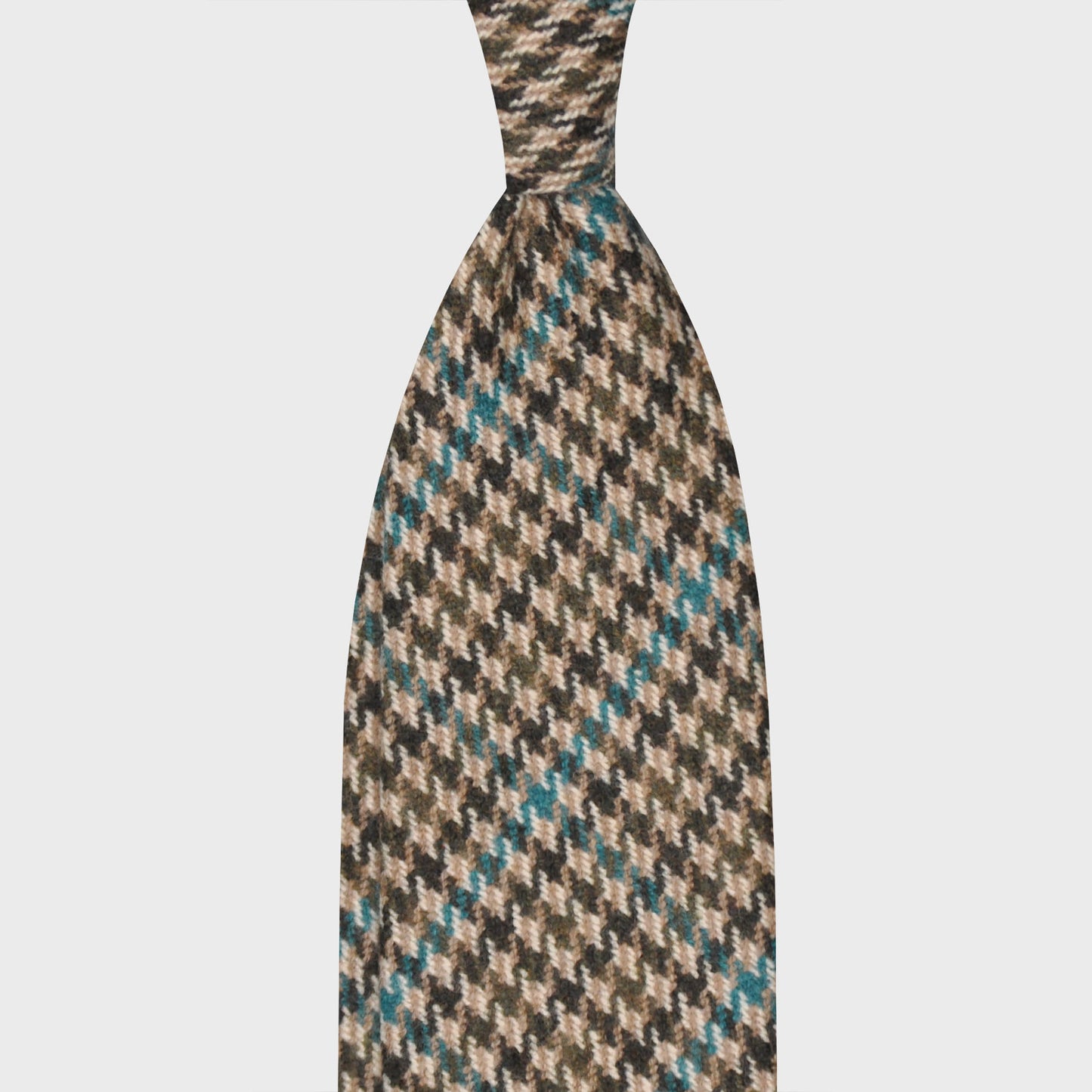 Green Wool Tweed Tie Handmade Unlined Pie de Poule Pattern. Pie de poule tweed wool tie, F Marino ties for Wools Boutique Uomo, light tweed soft texture to the touch, 3 folds, loden green color background, emerald green windowpane