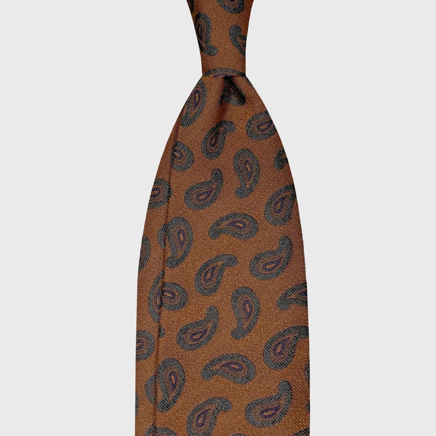 Silk Wool Paisley Tie Caramel Brown Handmade in Italy.
Refined silk wool tie in caramel brown with classic paisley pattern. Discover handmade ties at Wools Boutique Uomo, tie store in Geneva.