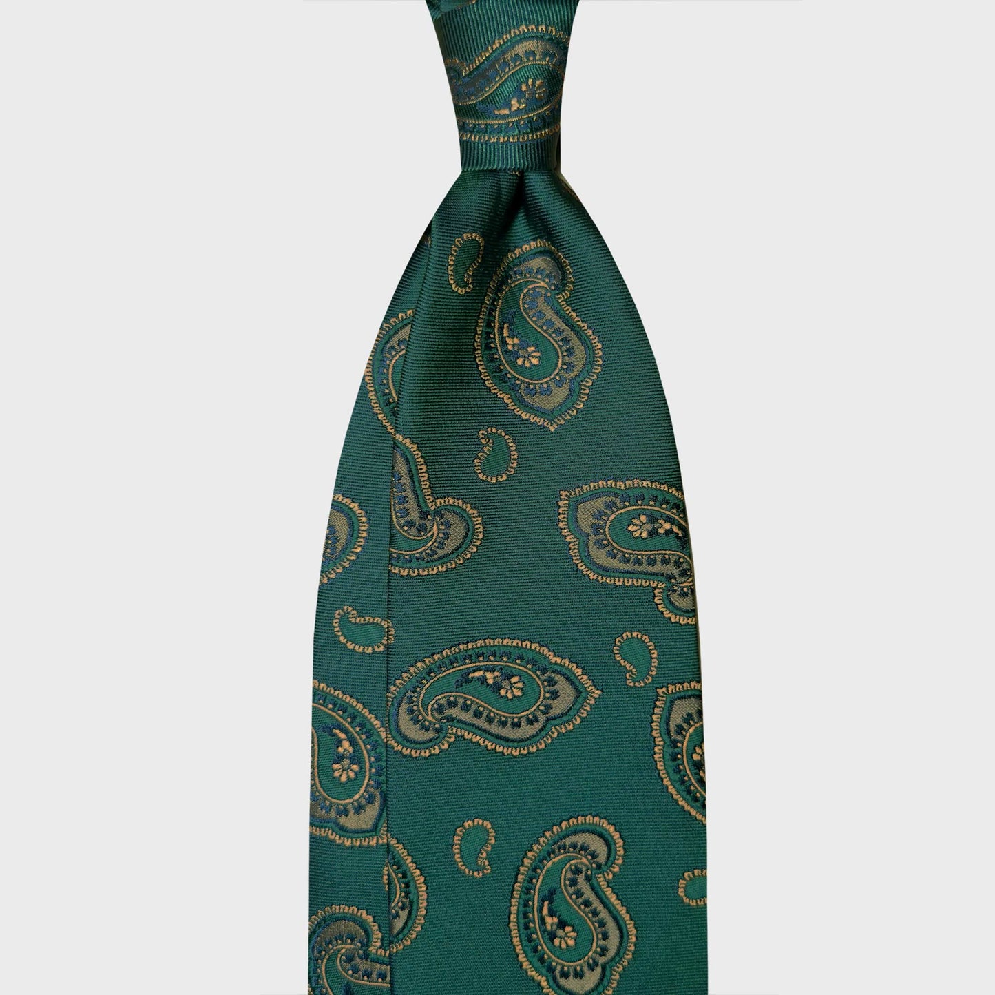 Forest Green Large Paisley Silk Tie Italian Elegance Geneva. Discover the Forest Green Large Paisley silk tie at Wools Boutique Uomo Geneva. Handmade in Italy with refined silk for timeless sartorial style.