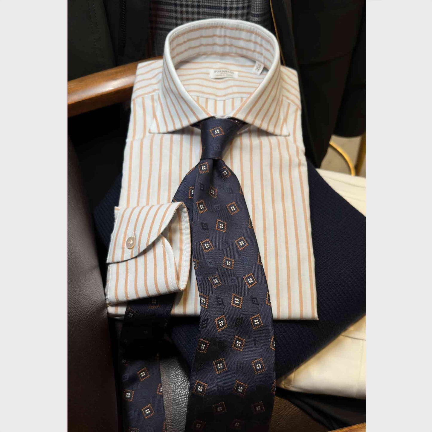 Details of a navy blue silk tie with a majolica diamond pattern. Discover it at the Wools Boutique Uomo tie shop in Geneva.