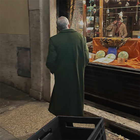 The Loden is defined as an evergreen coat for its versatile use and for never having changed over time, for the recognizable olive green color also known as loden green, as well as for its bell model with bellows on the back, for the openings under the sleeves to allow air circulation, and for the side openings to slide hands in the trouser’s pockets.