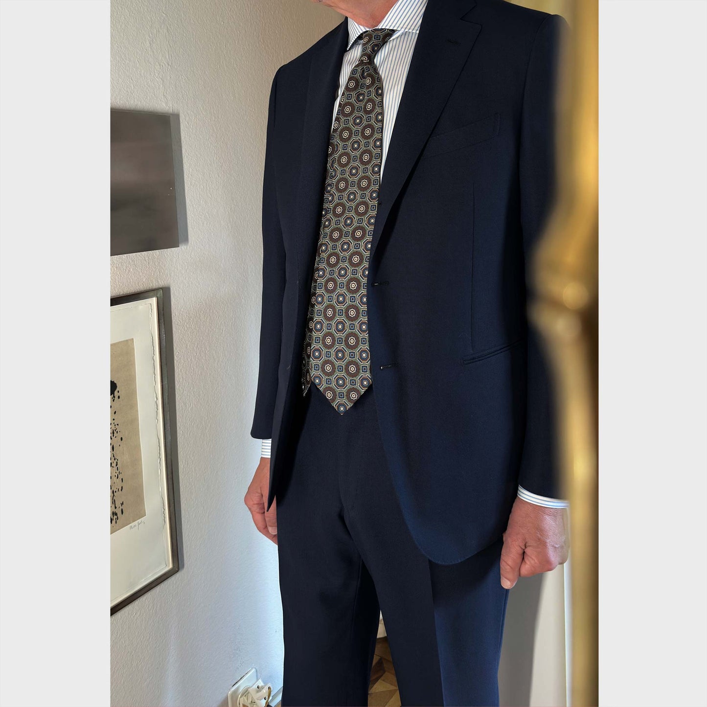 Men's outfit wit Ocean Blue Tailoring Wool Suit for Spring Summer. Discover at Wools Boutique Uomo menswear in Geneva.