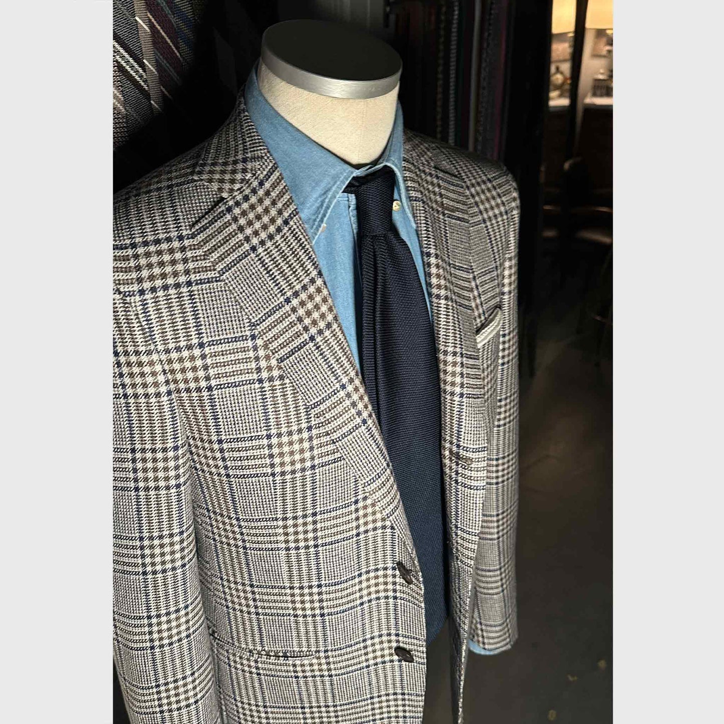 Men's outfit with Grenadine Silk Tie  Navy Blue. Discover in the Wools Boutique Uomo tie shop in Geneva.