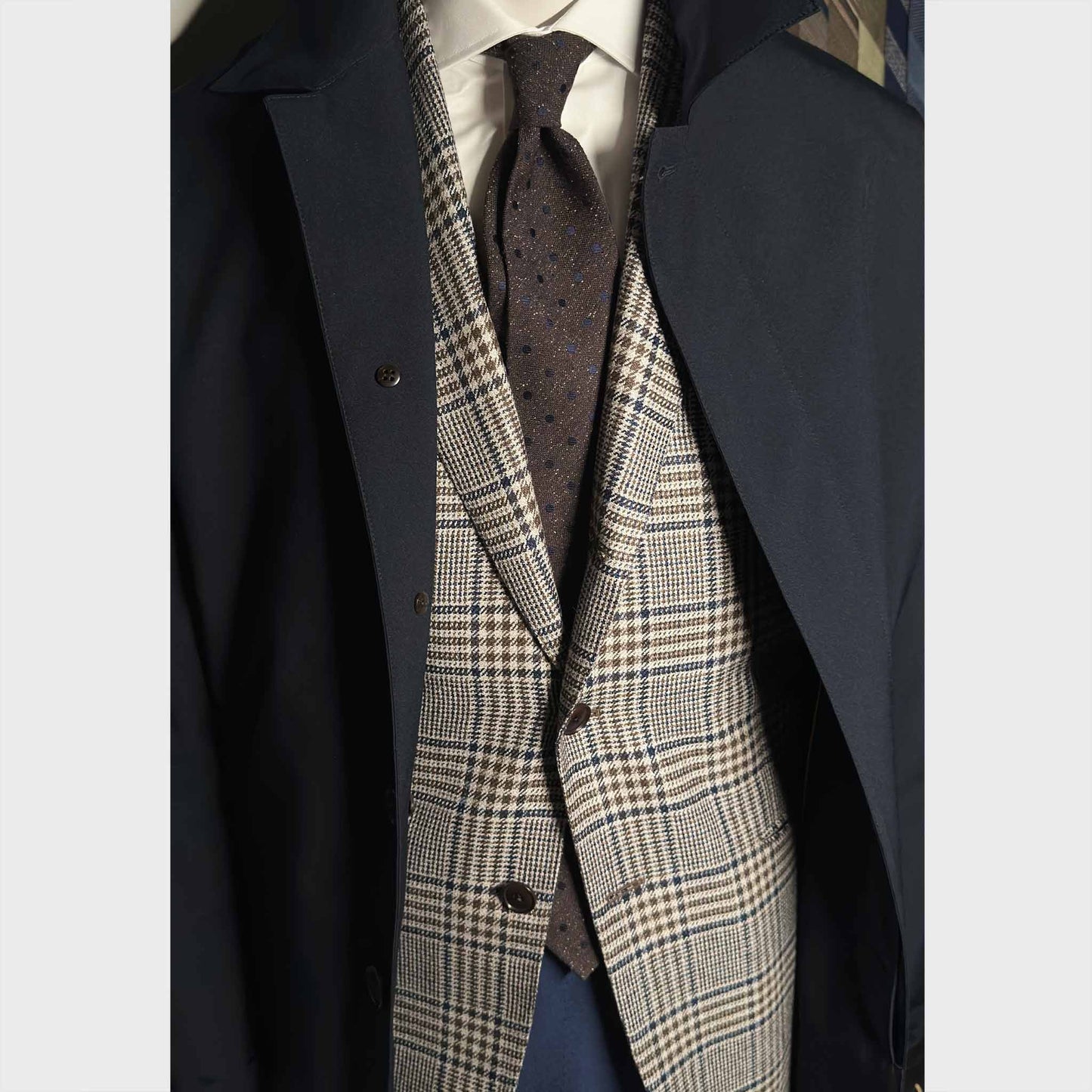 Men's outfit wuth Donegal Effect Silk Tie Cobalt Pois Coffee Brown. Discover in the Wools Boutique Uomo tie shop in Geneva.