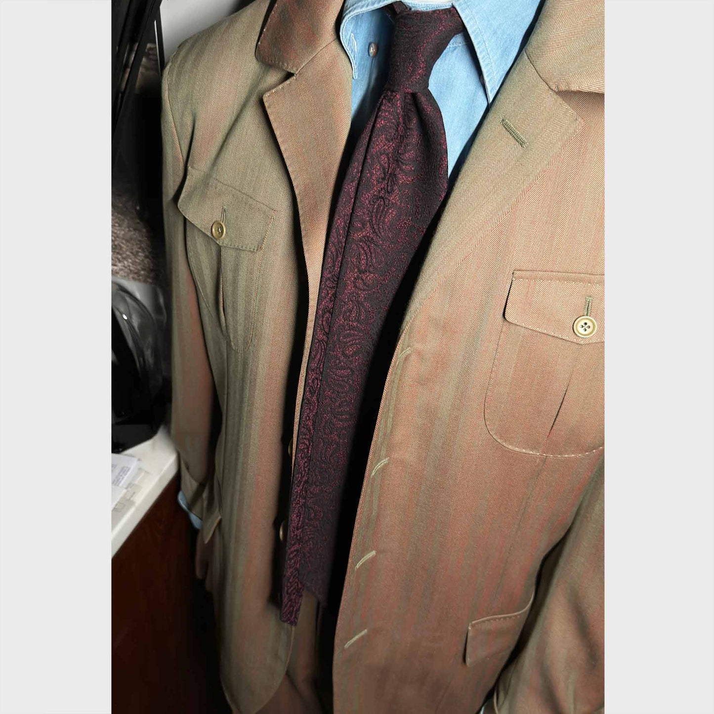 Men's outfit with Paisley Silk Tie Magenta. Discover in the Wools Boutique Uomo tie shop in Geneva.
