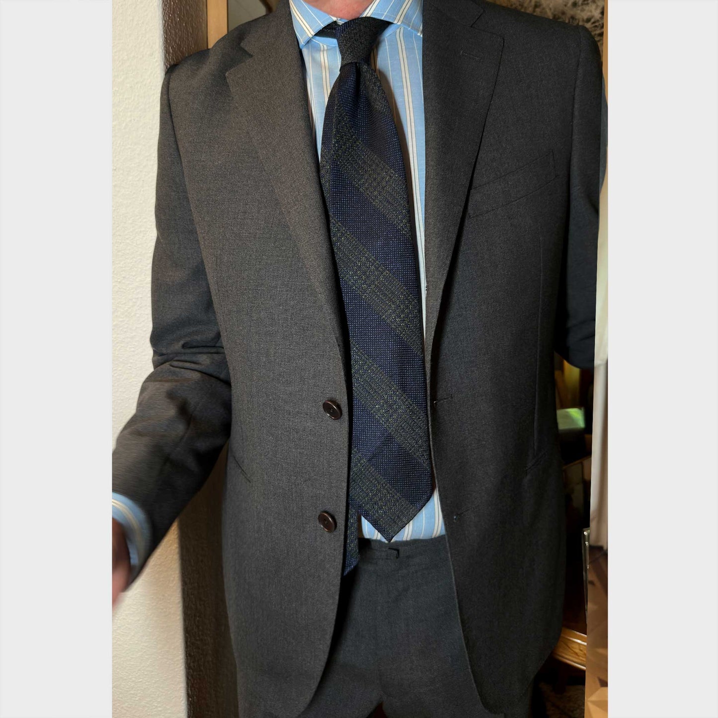 Men's outfit with Smoke Grey Tailoring Wool Suit for Spring Summer. Discover in the Wools Boutique Uomo ties shop in Geneva.