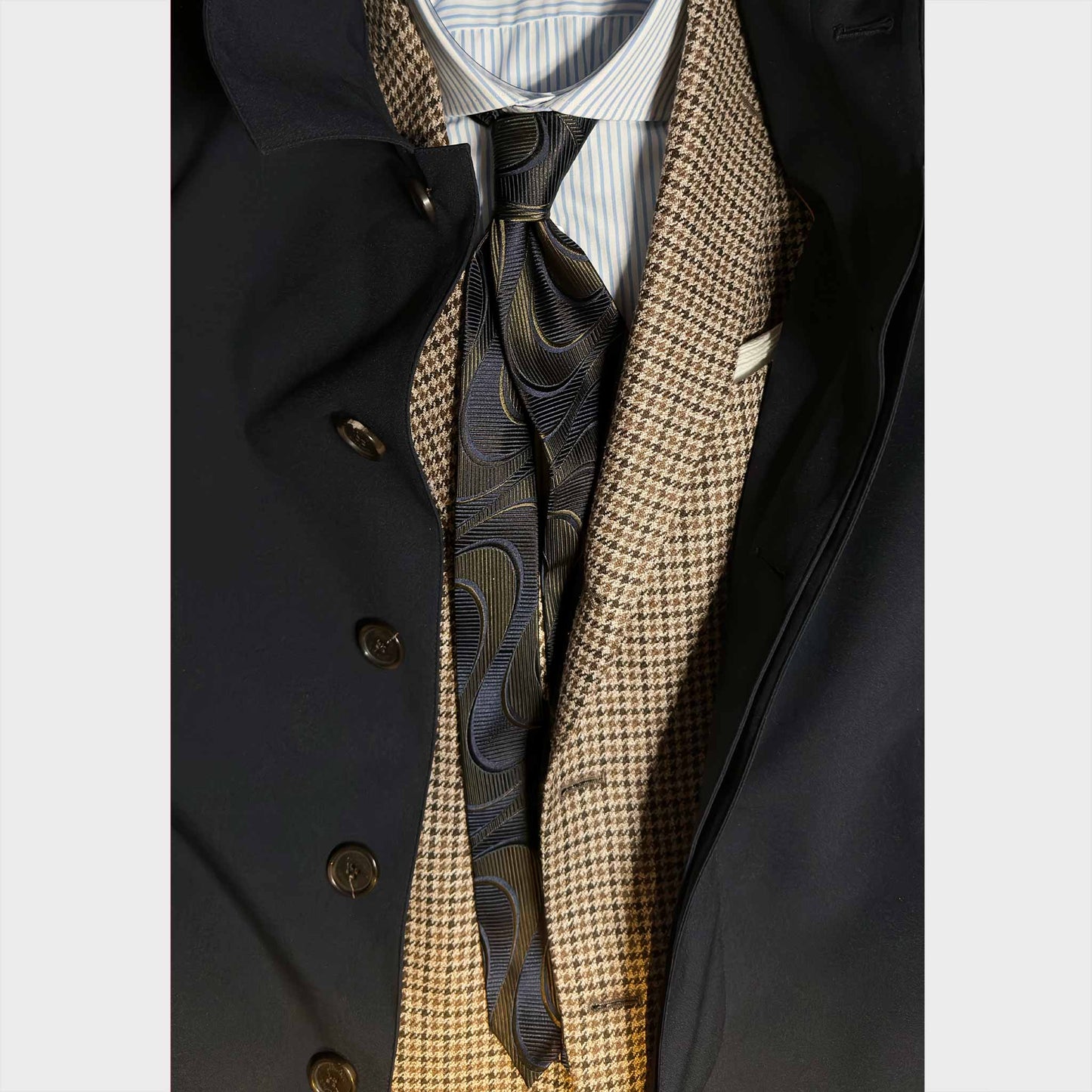 Men's outfit with Silk Tie Modernist Déco Wave Navy Blue. Discover in the Wools Boutique Uomo tie shop in Geneva.