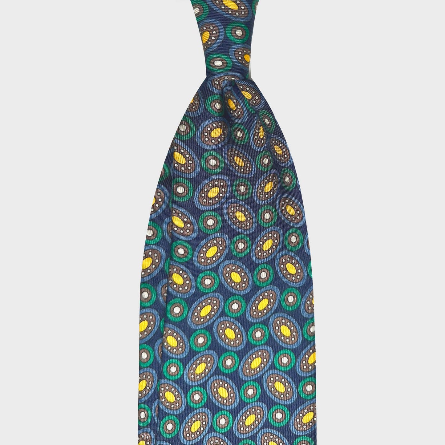 Cravate en soie bleue à motif planètes géométriques. Élégante cravate en soie faite à la main avec un motif géométrique planétaire classique, fond bleu marine. Fabriqué en Italie avec un design exclusif créé par Wools Boutique Uomo à Genève