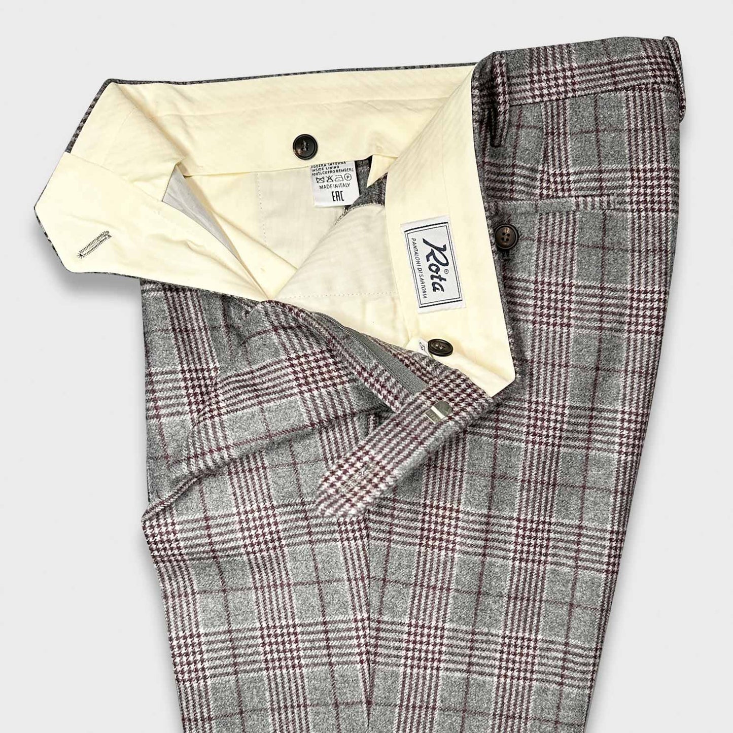 Checkered Plaid Flannel Wool Rota Tailoring Pants. Tailoring trousers made with flannel wool, refined and timeless smoke grey background with burgundy and ivory white color checkered plaid pattern. A iconic men's classic trousers ideal for men formal outfits or free time with casual jackets and sporty jackets.