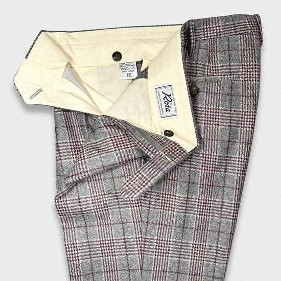 Checkered Plaid Flannel Wool Rota Tailoring Pants. Tailoring trousers made with flannel wool, refined and timeless smoke grey background with burgundy and ivory white color checkered plaid pattern. A iconic men's classic trousers ideal for men formal outfits or free time with casual jackets and sporty jackets.