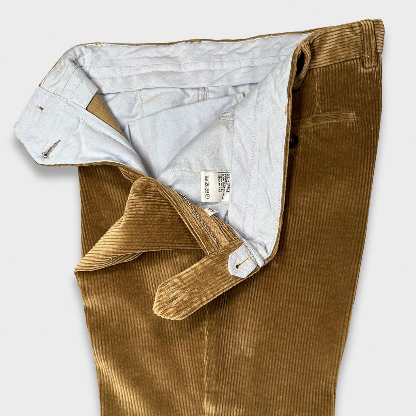 Honey Yellow Corduroy Cotton Tailoring Pants. Men's cotton corduroy trousers, Rota since 1962 made in Italy tailored trousers, soft and warm fabric made by Brisbane Moss, single pleats, high rise classic fit, honey yellow color.