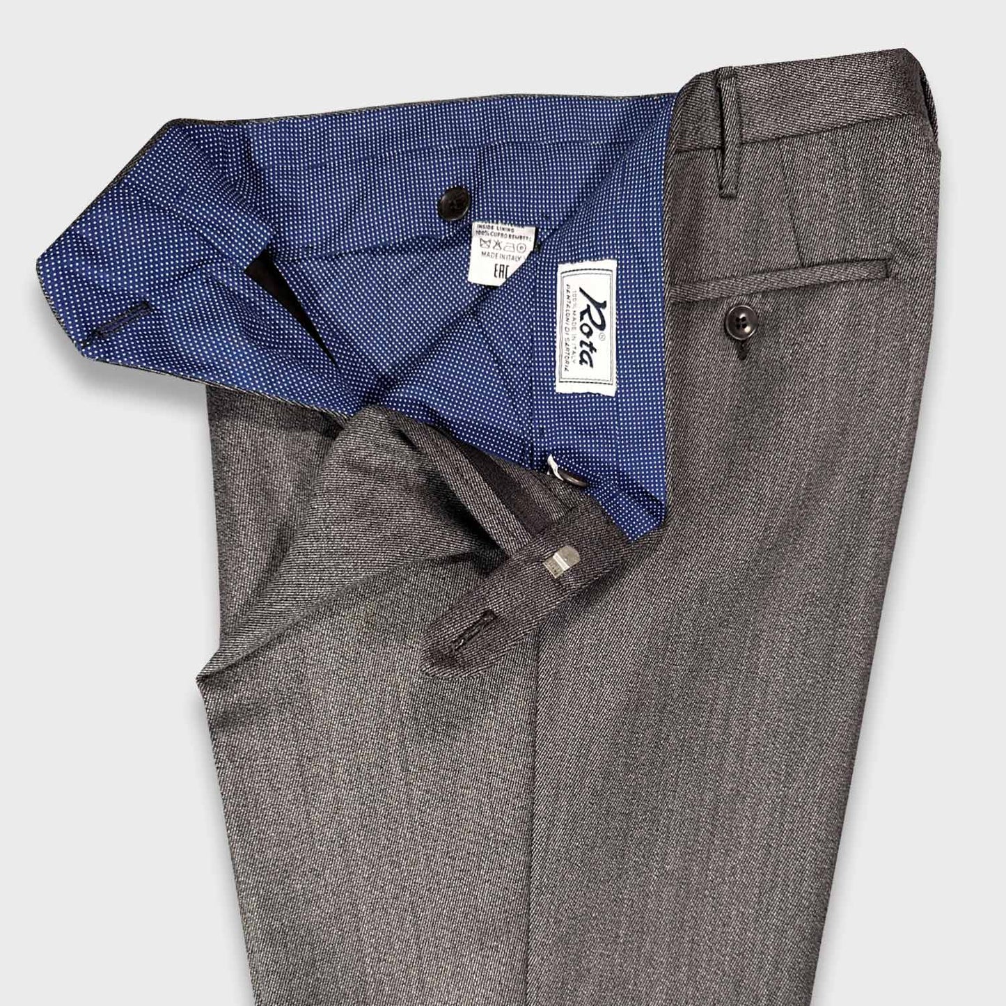 Anthracite Grey Covert Wool Rota Tailoring Pants. Tailoring trousers made with covert wool, high rise classic fit, single pleats, anthracite grey flamed color. Ideal for men's workday or in free time with casual jackets and classic coats.