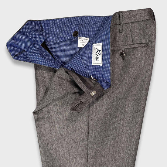 Anthracite Grey Covert Wool Rota Tailoring Pants. Tailoring trousers made with covert wool, high rise classic fit, single pleats, anthracite grey flamed color. Ideal for men's workday or in free time with casual jackets and classic coats.