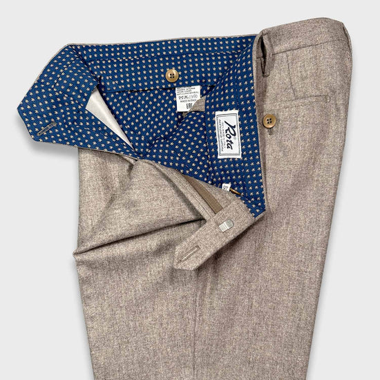 Sand Beige Flannel Wool Pants Rota Tailoring since 1962. Tailoring men's flannel wool trousers, made in Italy by Rota Pantaloni, high rise fit, single pleats, essential for elegant and refined men's outfits who love to wear soft and warm fabrics.