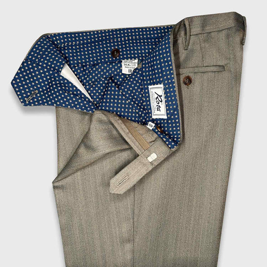Sandstone Beige Solaro Herringbone Wool Rota Tailoring Pants. Men's solaro wool tailoring trousers handmade in Italy by Rota. Timeless herringbone solaro fabric, fine and silky touch, refined natural color sandstone effect with teal color.