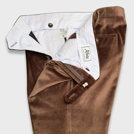 Coffee Brown Velvet Cotton Tailoring Pants. Men's cotton velvet pants, soft and silky to the touch, double pleats, high rise classic fit, coffee brown color, tailored trousers made in Italy by Rota Pantaloni since 1962.