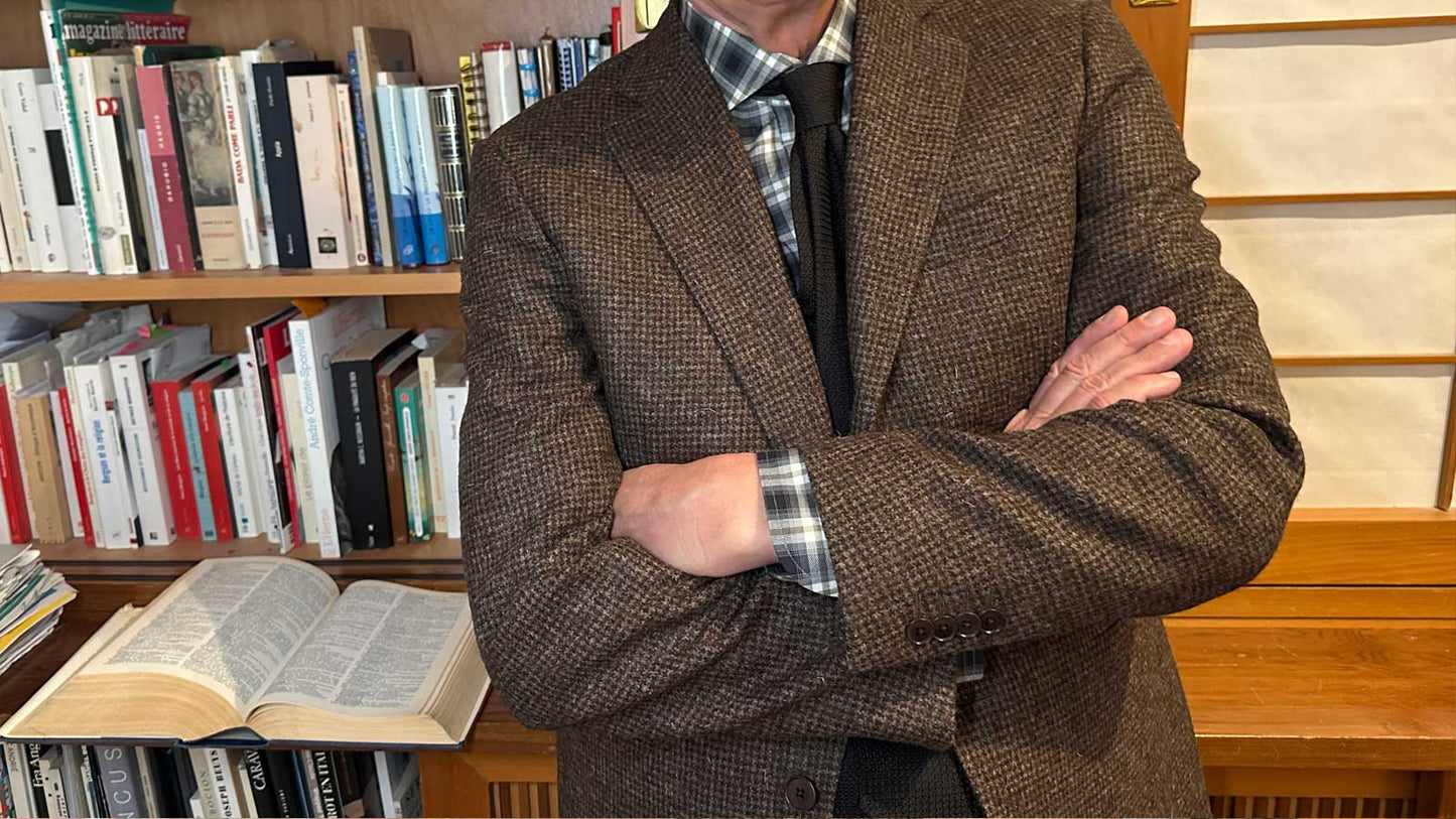 Refined men's jacket Prince of Wales brown tones, the fabric for this tailoring jacket was selected by Wools Boutique Uomo, wool 380gr from the Marling&Evans woolen mill, ideal for wearing from the first chill of autumn until the last days of winter. The tailoring was handled by the Scuderi tailoring factory in Italy. 