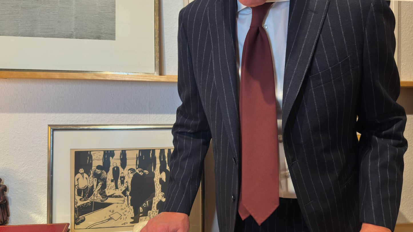 The fabric for this tailored suit was selected by Wools Boutique Uomo, flannel wool 380gr from the Marling&Evans woolen mill, ideal for wearing from the first chill of autumn until the last days of winter. The tailoring was handled by the Scuderi tailoring factory in Italy. It's a timeless classic suit, always available, ideal for a classic formal outfit, it can be made in many other fabrics and colors; the jacket can be purchased separately in the same fabric and fit.