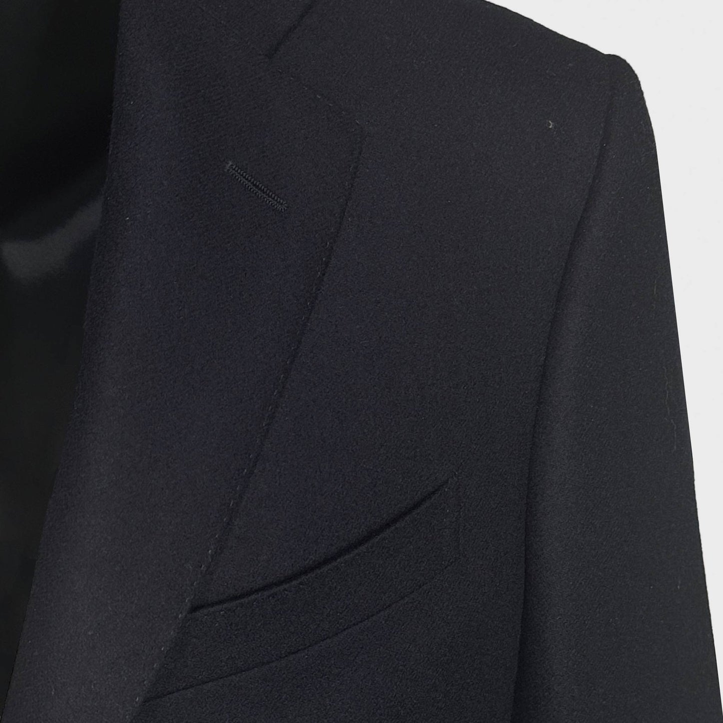 Dark navy blue color tailoring men's classic suit made in Italy, the fabric is selected by Wools Boutique Uomo from Marling&Evans woolen mill, men's suit geneva