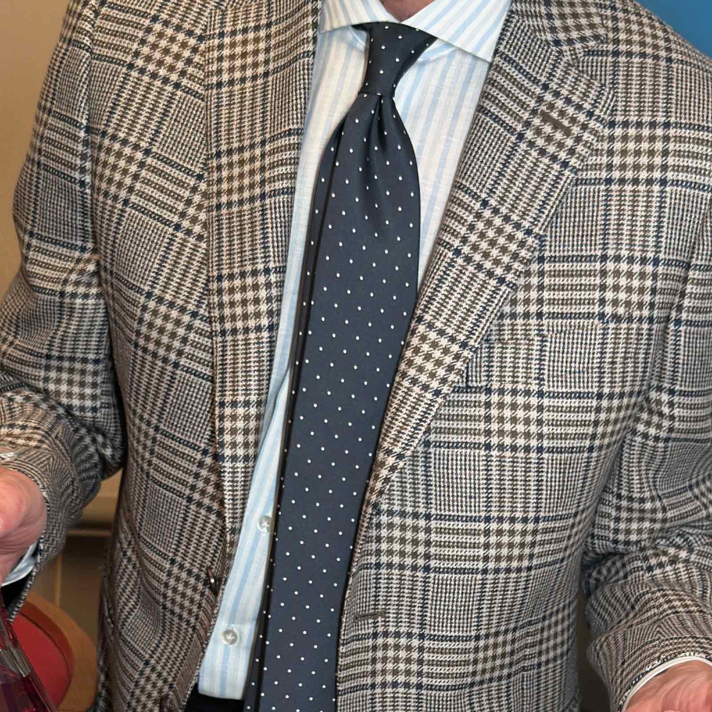 This denim blue Prince of Wales tailoring jacket by Wools Boutique Uomo is made from an exclusive wool, silk and linen fabric by historic English mill Marling & Evans. The jacket offers a sophisticated balance between structure, breathability and natural lightness, making it particularly suitable for spring summer autumn tailoring.