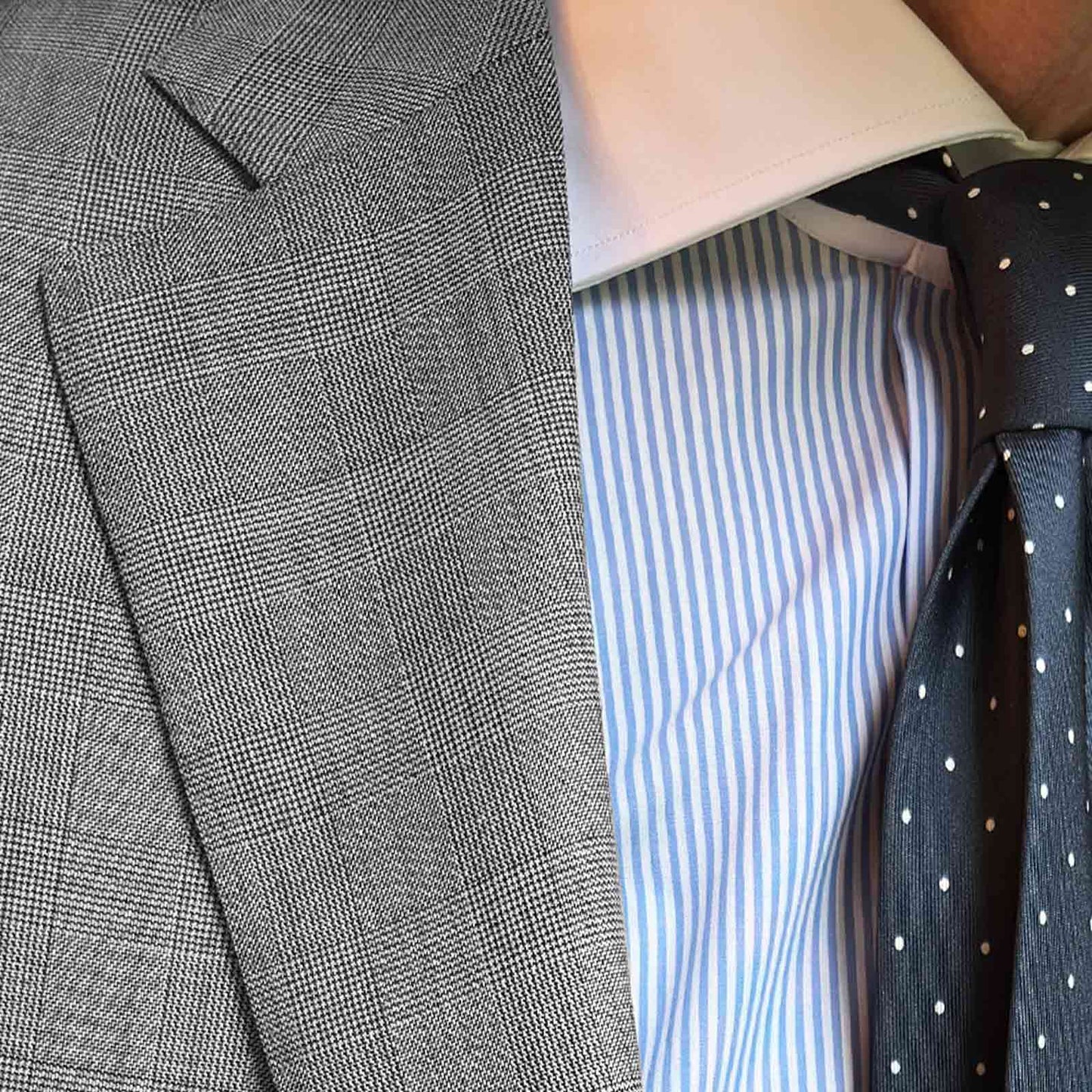 This pearl grey Prince of Wales suit, proposed by Wools Boutique Uomo for the spring summer season, combines a lightweight construction with refined wool 130s fabric by the historic English mill John Foster. The elegant checked pattern offers a sophisticated and contemporary alternative to plain business tailoring, while maintaining the same level of versatility and formal elegance expected from a classic menswear wardrobe.