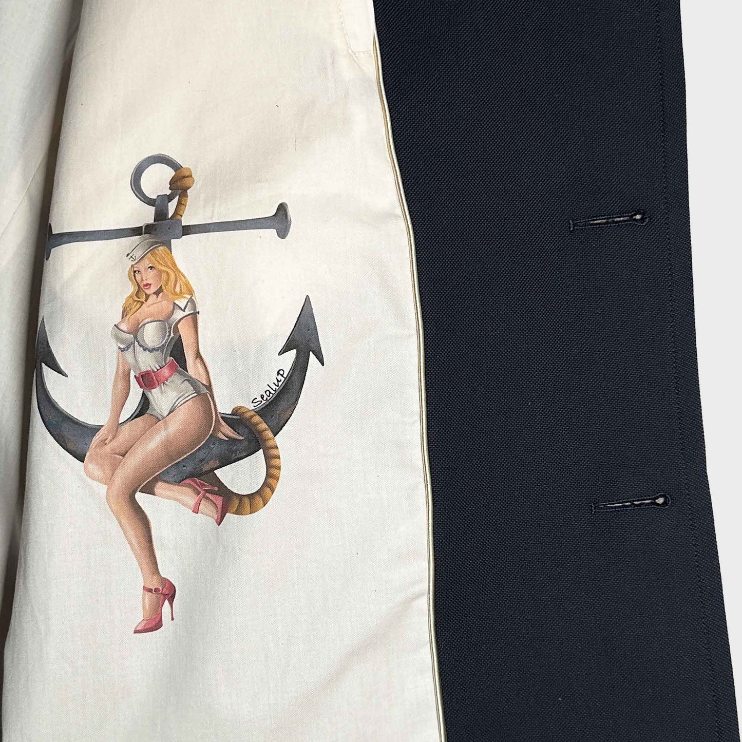 Sealup Amalfi Peacoat. Inside, the coat reveals a unique detail: a vintage-inspired Sailor Tattoo Pin-Up illustration, an homage to classic maritime iconography and the bold graphic culture associated with naval tradition.