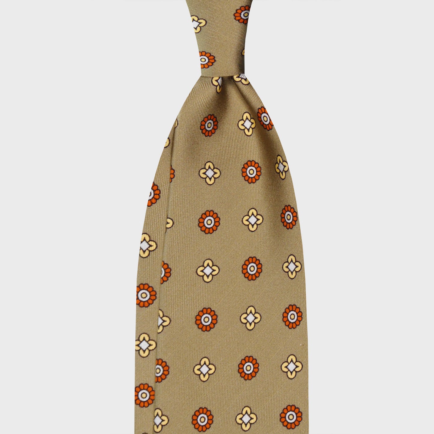 cravate en soie beige boue aux motifs classiques, fabriquée à la main en Italie, disponible chez Wools Boutique Uomo, boutique pour hommes Grand-Rue 13 1204 Genève