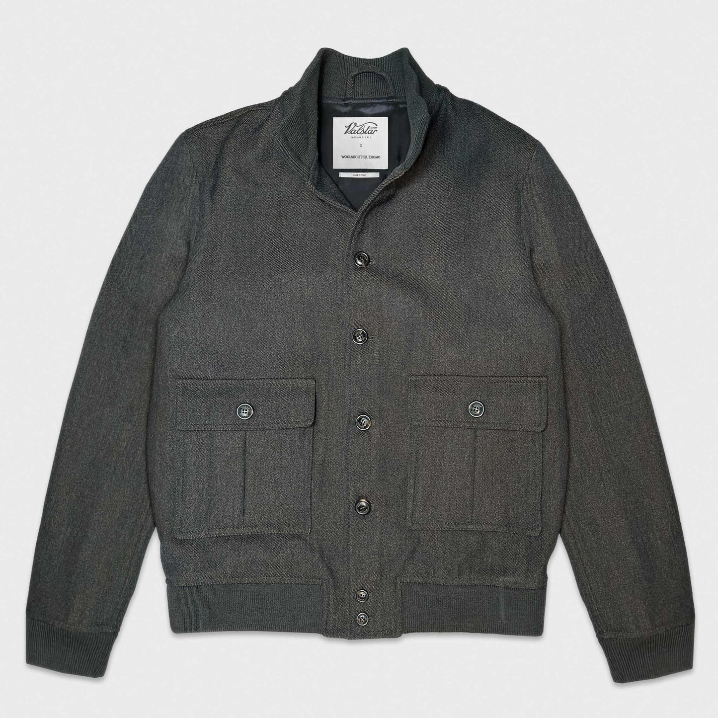 Valstar x Wools Boutique Uomo Valstarino Covert Wool Marling&Evans. Discover the exclusive Valstarino in 700 g Marling & Evans Covert Wool, woven in England in a deep Mud Grey mélange and handcrafted in Italy.