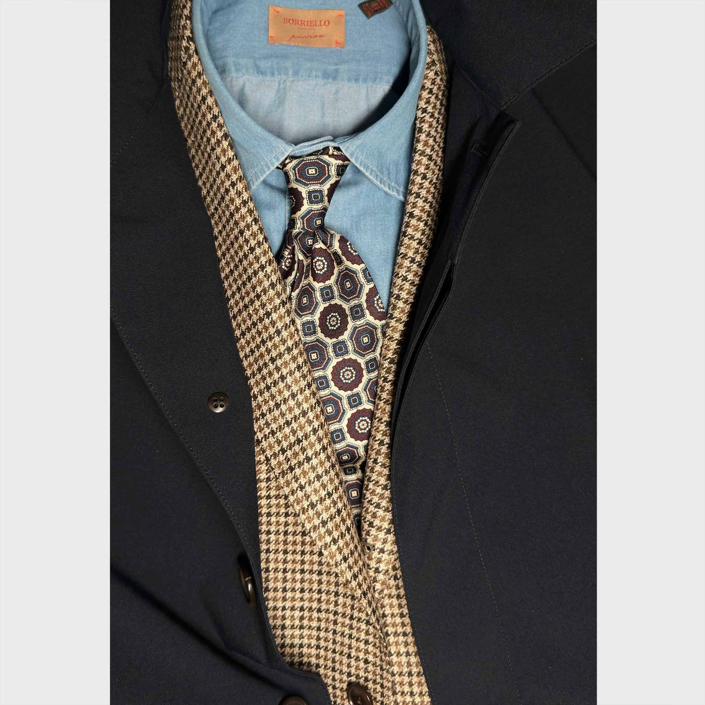 Men'soutfit with Silk Tie Maiolica Pattern White. Discover in the Wools Boutique Uomo tie shop in Geneva.