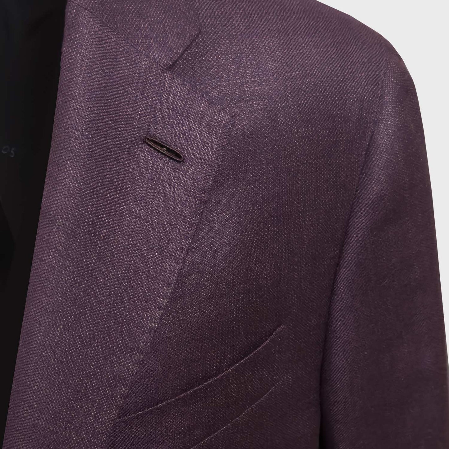 Elegant wine red purple jacket made with a soft linen and wool fabric by Reda1865. Tailored jacket made by Caruso exclusively for Wools Boutique Uomo, classic fit with a slightly structured profile, it is not short, unlined classic jacket, ideal for to wear from spring to autumn.