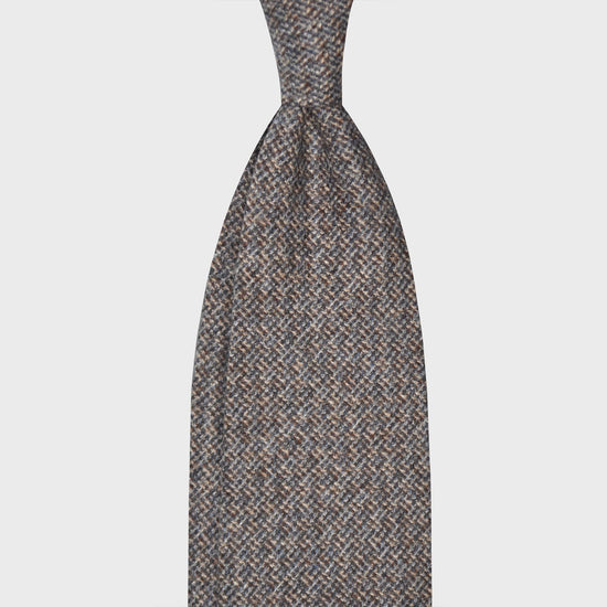 Greige Wool Tie Unlined 3 Folds Canvas Texture. Soft wool tie, handmade F.Marino Napoli for Wools Boutique Uomo, greige color canvas pattern, soft fabric to the touch, not bristly, ideal for a regular knot.