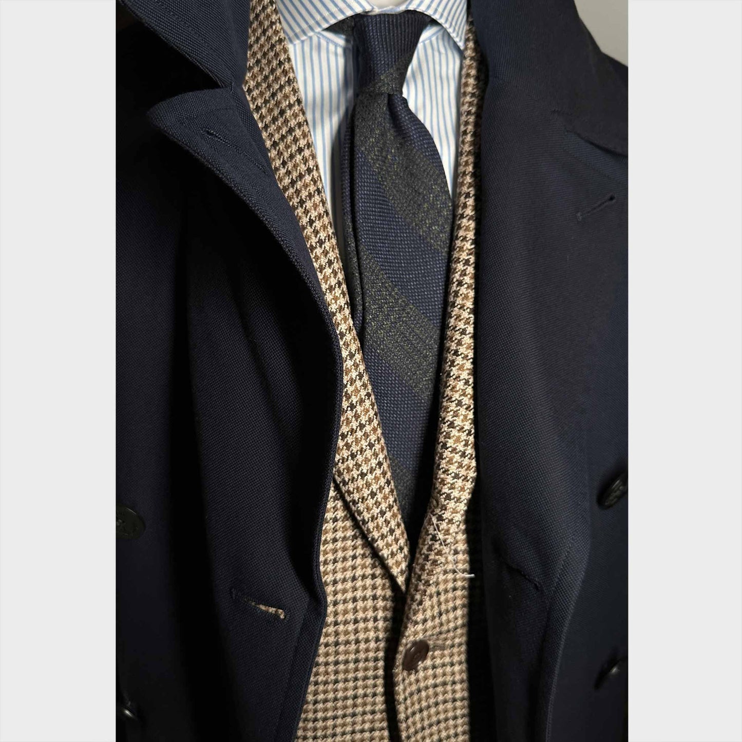 Men's outfit with Regimental Panama Silk Tie Navy Blue Lime Green. Discover in the Wools Boutique Uomo tie shop in Geneva.