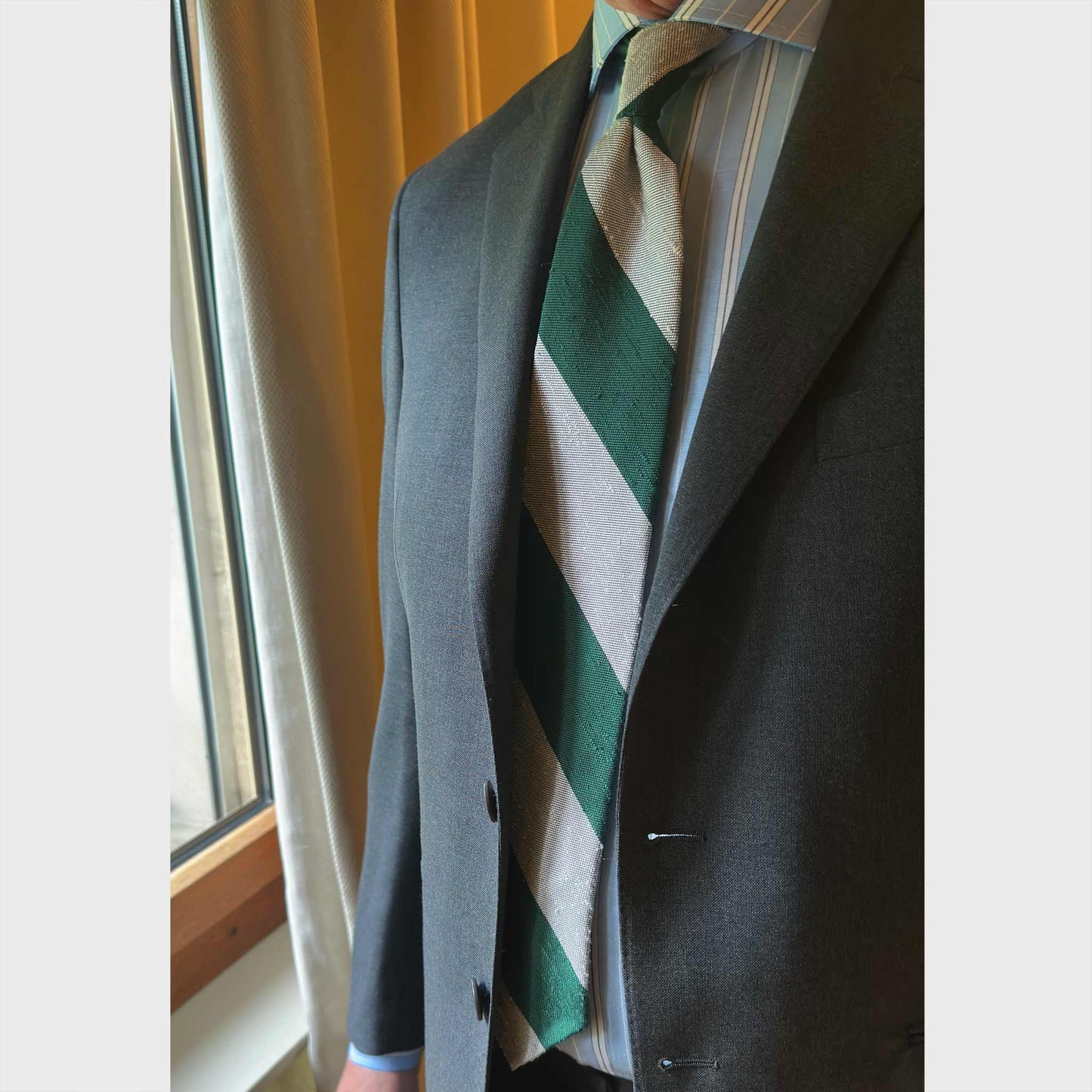 Men's outfit with Shantung Silk Tie Emerald Green Ivory. Discover in the Wools Boutique Uomo ties shop in Geneva.